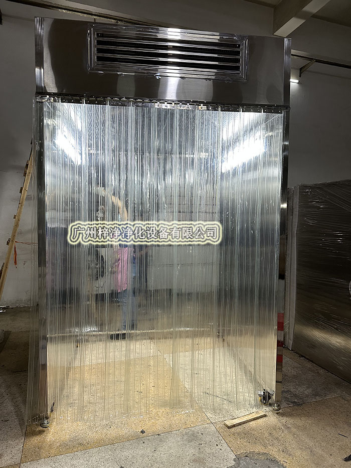 潔凈采樣車工作原理是從室內(nèi)空氣經(jīng)過初效過濾器、高效過濾器出風(fēng)的形式達(dá)到高潔凈度的工作環(huán)境，是一種垂直流局部空氣凈化裝置。