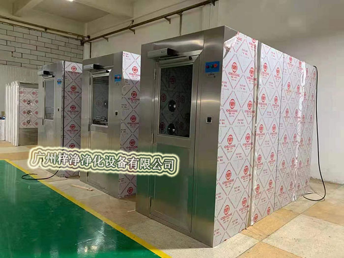 風淋室通過高速氣流將塵埃吹離工作人員的衣物和頭發，有效降低了進入潔凈室內的塵埃量，從而維護了潔凈室內的空氣質量。