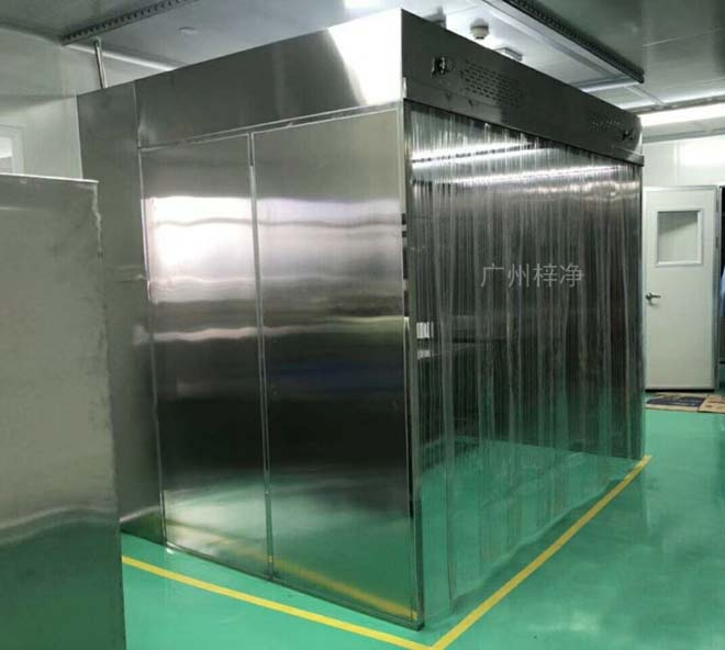 負(fù)壓稱量罩內(nèi)空氣經(jīng)初效過(guò)濾器、由離心風(fēng)機(jī)壓入靜壓箱，在經(jīng)高效過(guò)濾器后從氣流擴(kuò)散送風(fēng)單元出風(fēng)面吹出，潔凈空氣以均勻的斷面風(fēng)速流經(jīng)工作區(qū)，從而形成高潔凈的工作環(huán)境。