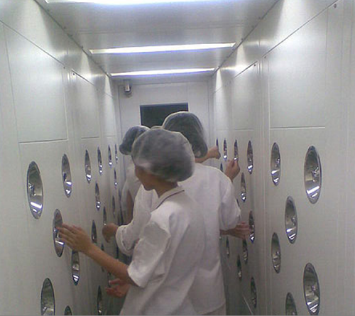 在進入風淋室之前，必須先脫去個人衣物，更換成潔凈服。