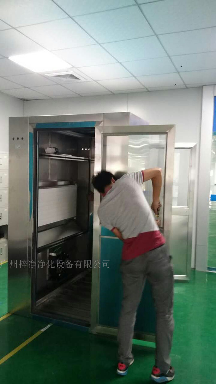 在計(jì)劃安裝風(fēng)淋室的位置用粉筆或標(biāo)記筆進(jìn)行清晰標(biāo)記