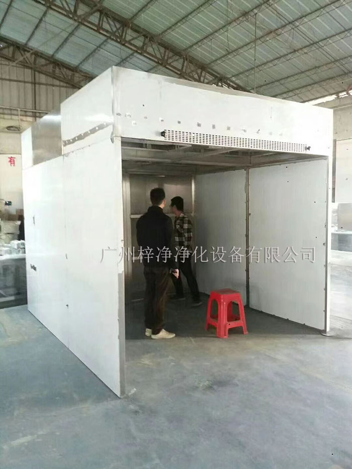 負壓稱稱量罩通過創造一個低氣壓的環境，防止生產過程中的粉塵、揮發物等有害物質逸散到外界環境中，同時確保稱量結果的準確性。