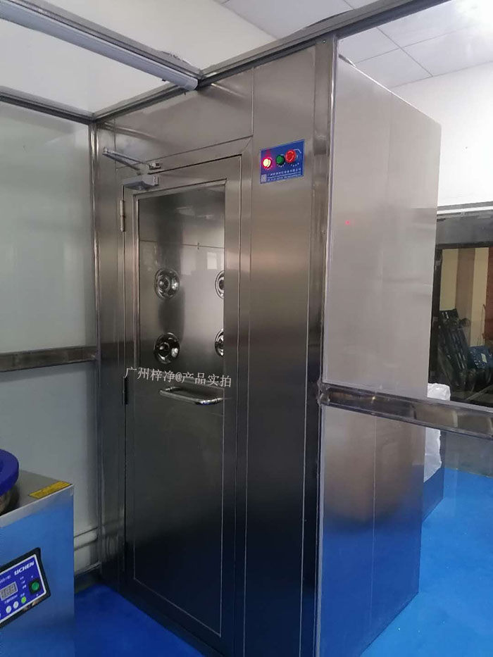 藥行業實驗室的風淋室可以根據實驗室的具體需求進行定制，包括風淋室尺寸、風淋室風速、風淋室高效空氣過濾器過濾效率等，以適應不同實驗活動的需要。