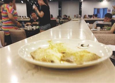 客人剩下的魚，被擺在一旁的石臺上，它們隨后被送往后廚，繞一圈后再次出現(xiàn)在餐臺。
