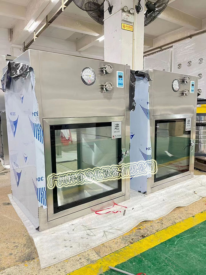 百級層流罩與百級層流傳遞窗都是醫藥行業的層流凈化設備選擇之一