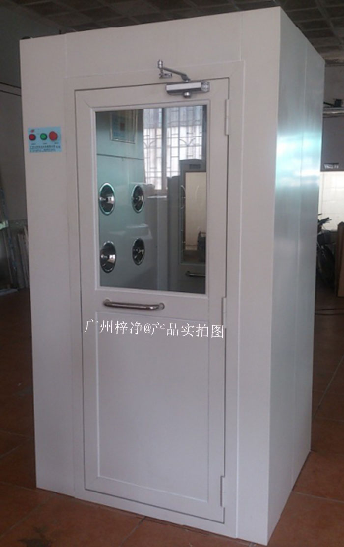 烤漆風淋室是員工進入潔凈室或無塵車間必備的凈化設備通道